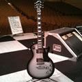 サイン入りGibson Les Paul Studio (GLAY ARENA TOUR 2009 [THE GREAT VACATION]にてメインギターとして使用)