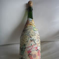 2003年 カラーチャリティエキシビション・ボトルアート部門出品作品  鶴田真由さん作＝花の種が詰まったシャンパンボトル